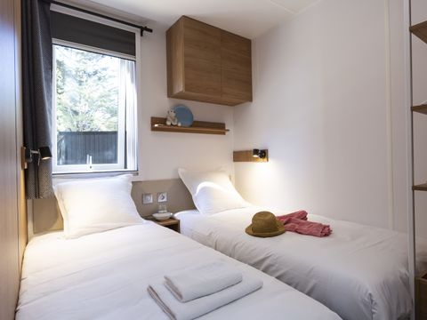 MOBILHOME 6 personnes - Premium 34m² (3 chambres - 6 pers.) + terrasse couverte + TV + draps + CLIM