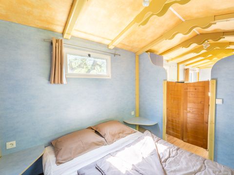 HÉBERGEMENT INSOLITE 4 personnes - Roulotte, sans sanitaires 20 m²