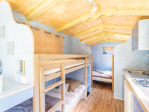 HÉBERGEMENT INSOLITE 4 personnes - Roulotte, sans sanitaires 20 m²