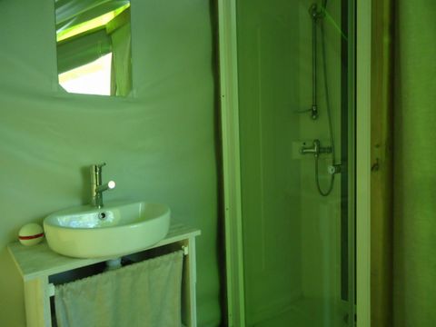 TENTE TOILE ET BOIS 5 personnes - Tente Junior - Arrivée samedi / mercredi - avec sanitaire TENTE TOILE ET BOIS 5 personnes - Tente Junior - Arrivée samedi / mercredi - avec sanitaire