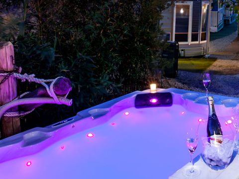 Mobilhome 4 personnes - Privilège P2 - 2 chambres - 2 salles de bain - JACUZZI - GARDEN