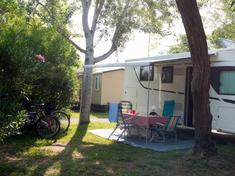 Emplacement - Emplacement nature pour tente/caravane/camping-car avec électricité 10A