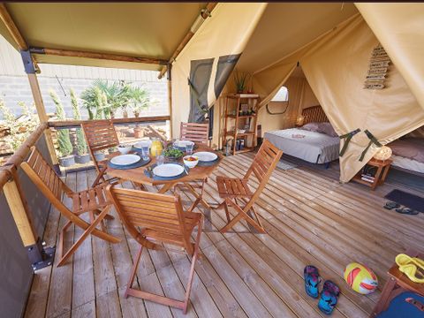 TENTE TOILE ET BOIS 4 personnes - Safari Bali 35m² - Standard - 2 chambres - Terrasse - sanitaires individuels à proximité