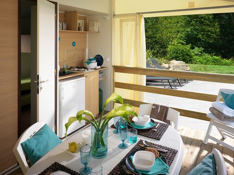 Mobilhome 4 personnes - 30m² - Standard - 2 chambres - Terrasse semi-couverte - TV - Clim