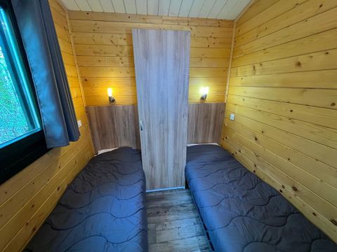 CHALET 6 personnes - Chalet Savania PREMIUM46 34 m² (2 chambres) + terrasse couverte de 13 m² + TV + clim réversible 4/6 pers