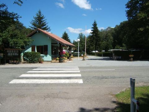 Emplacement - Forfait Confort - 1 tente - Caravane ou camping-car / - 1 voiture - / électricité - 1/2 pers