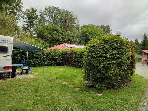 Emplacement - Forfait Confort - 1 tente - Caravane ou camping-car / - 1 voiture - / électricité - 1/2 pers