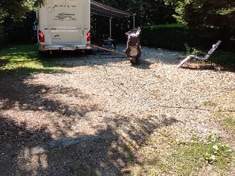 Emplacement - Forfait Confort - 1 tente - Caravane ou camping-car / - 1 voiture - / électricité - 1/2 pers