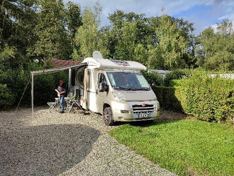 Emplacement - Forfait Privilège - superficie > 150 m² (1 tente, caravane ou camping-car / 1 voiture / électricité)