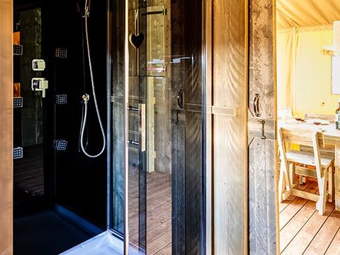 Tente en toile et en bois 6 personnes - Tente Safari Lodge | 3 Ch. | 6 Pers. | 1 SDB | Clim.