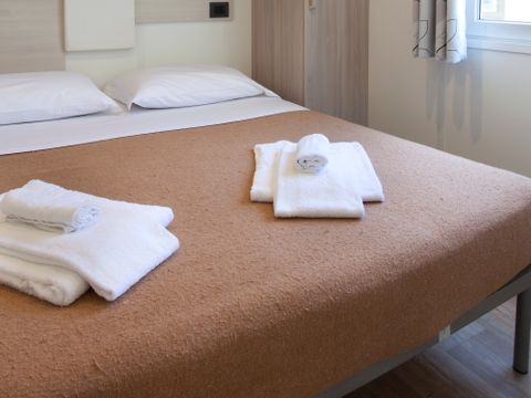 MOBILHOME 4 personnes - AVEC VUE SUR LE LAC 24m avec terrasse ouverte/pergola