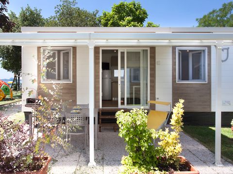 MOBILHOME 4 personnes - AVEC VUE SUR LE LAC 24m avec terrasse ouverte/pergola