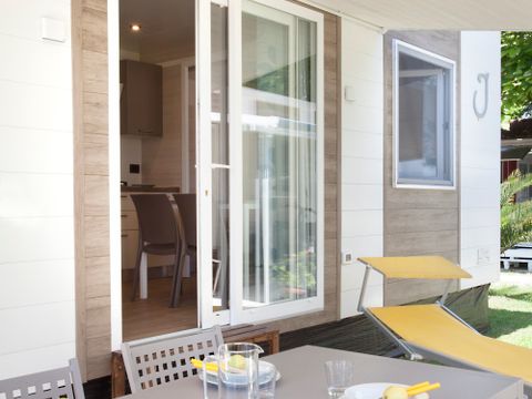 MOBILHOME 4 personnes - AVEC VUE SUR LE LAC 24m avec terrasse ouverte/pergola