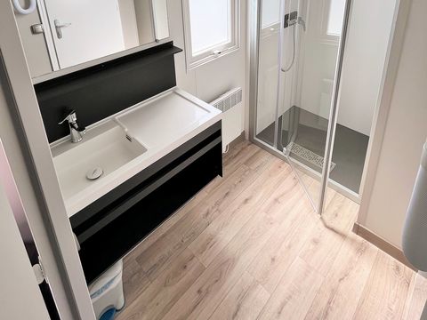 MOBILHOME 4 personnes - Living Confort 27m² 2 chambres + terrasse couverte intégrée + climatisation + TV