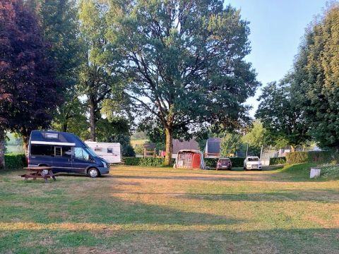Camping L'Etang Aux Hirondelles - Camping Cantal - Image N°4