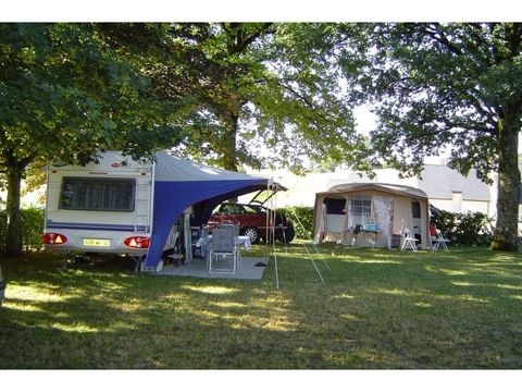 Camping L'Etang Aux Hirondelles - Camping Cantal - Image N°3
