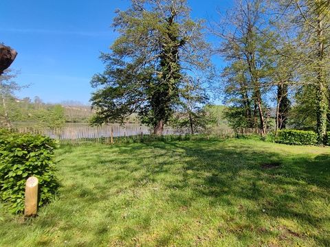 Emplacement - Bord de rivière (1 tente, caravane ou camping-car / 1 voiture / électricité 10A)