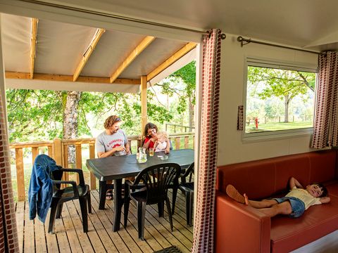 Mobilhome 4 personnes - Confort - PMR 29m² - 2chambres - Lave-vaisselle - TV - Terrasse semi-couverte 6m² .