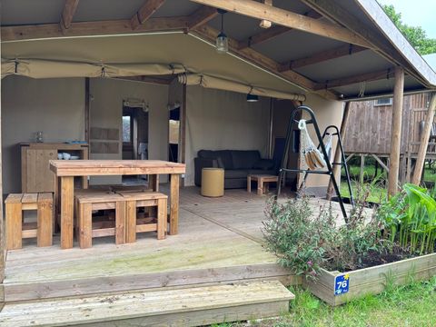TENTE TOILE ET BOIS 5 personnes - Cabane Cotton toilée CONFORT 35m² (2 chambres) dont terrasse couverte de 11m² + TV