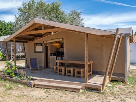 Tente en toile et en bois 4 personnes -  	 Ecolodge Cotton toilée CONFORT 35m² (2 chambres) dont terrasse couverte de 11m² + TV | 4 personnes