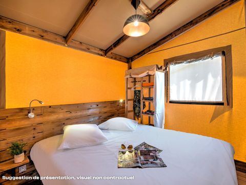 Tente en toile et en bois 4 personnes -  	 Ecolodge Cotton toilée CONFORT 35m² (2 chambres) dont terrasse couverte de 11m² + TV | 4 personnes