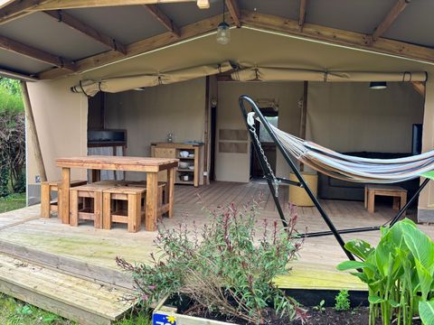 TENTE TOILE ET BOIS 6 personnes - Cabane Cotton toilée CONFORT 35m² (3 chambres) - dont terrasse couverte de 11m² + TV