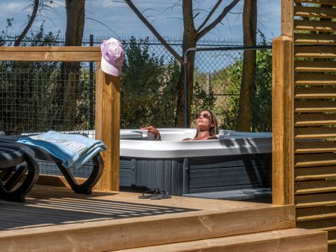 MOBILHOME 6 personnes - Homeflower PREMIUM avec Jacuzzi - 35m² (3 chambres) + terrasse + TV + Plancha + Clim | 6 personnes
