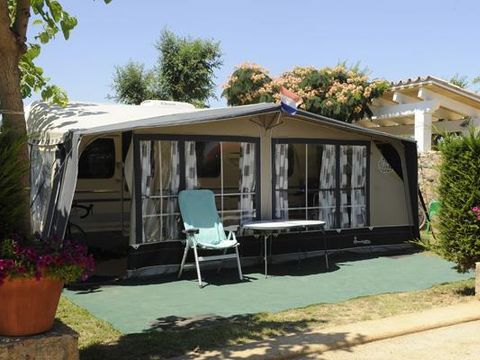 Emplacement - : voiture - Tente ou caravane - Électricité 2/8 pers