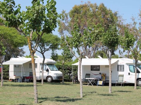 Emplacement - : voiture - Tente ou caravane - Électricité 2/8 pers