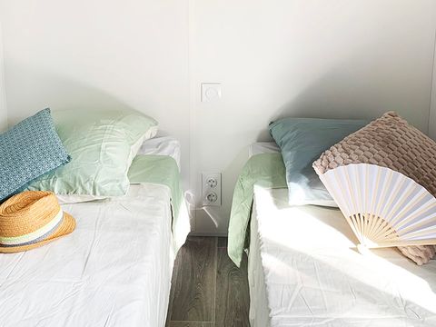 MOBILHOME 4 personnes - PREMIUM 30m² - 2 chambres - TV - lave-vaisselle - climatisation - terrasse