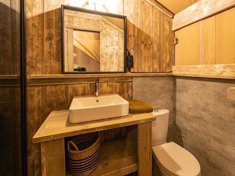 TENTE TOILE ET BOIS 4 personnes - Glamping Lodge PREMIUM RIVER 27m² - 2 chambres - TV - clim - terrasse couverte - vue rivière -