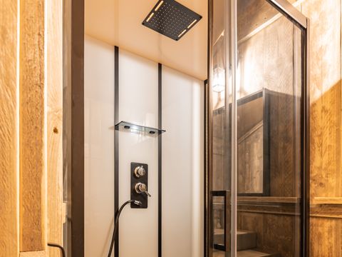 Tente en toile et en bois 4 personnes - Glamping Lodge PREMIUM RIVER 27m² - 2 chambres - TV - clim - terrasse couverte - vue rivière