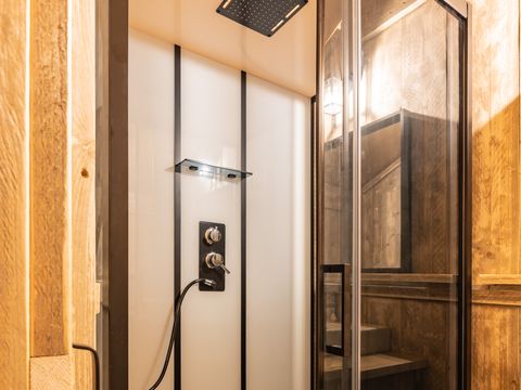 TENTE TOILE ET BOIS 4 personnes - Glamping Lodge PREMIUM RIVER 27m² - 2 chambres - TV - clim - terrasse couverte - vue rivière -