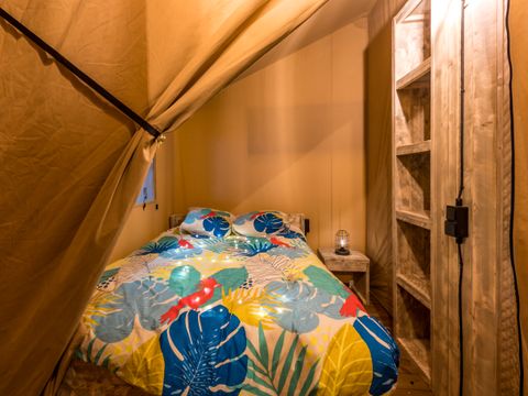 TENTE TOILE ET BOIS 4 personnes - Glamping Lodge PREMIUM RIVER 27m² - 2 chambres - TV - clim - terrasse couverte - vue rivière -