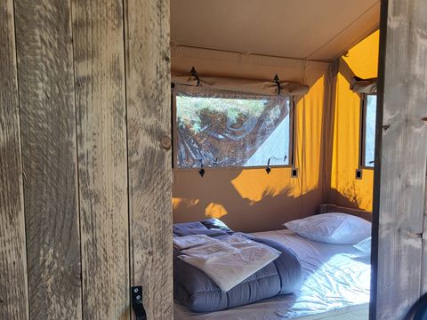 TENTE TOILE ET BOIS 4 personnes - Glamping Lodge PREMIUM RIVER 27m² - 2 chambres - TV - clim - terrasse couverte - vue rivière -
