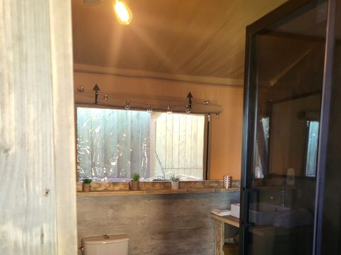 TENTE TOILE ET BOIS 4 personnes - Glamping Lodge PREMIUM 34m² - 2 chambres - TV - climatisation - terrasse couverte -