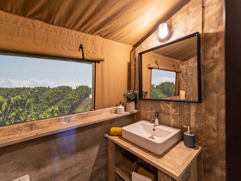 TENTE TOILE ET BOIS 4 personnes - Glamping Lodge PREMIUM 34m² - 2 chambres - TV - climatisation - terrasse couverte -