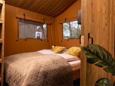 TENTE TOILE ET BOIS 4 personnes - Glamping Lodge PREMIUM 34m² - 2 chambres - TV - climatisation - terrasse couverte -