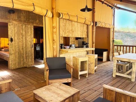TENTE TOILE ET BOIS 4 personnes - Glamping Lodge PREMIUM 34m² - 2 chambres - TV - climatisation - terrasse couverte -