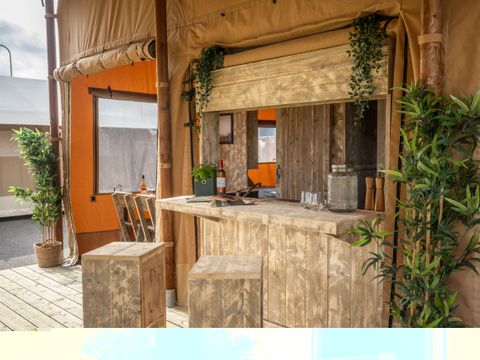 TENTE TOILE ET BOIS 4 personnes - Glamping Lodge PREMIUM 34m² - 2 chambres - TV - climatisation - terrasse couverte -