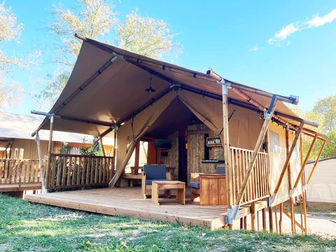 TENTE TOILE ET BOIS 4 personnes - Glamping Lodge PREMIUM RIVER 27m² - 2 chambres - TV - clim - terrasse couverte - vue rivière -