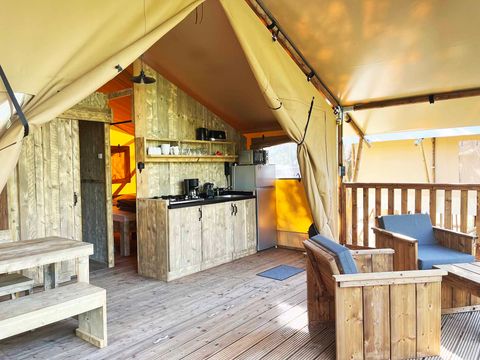 TENTE TOILE ET BOIS 4 personnes - Glamping Lodge PREMIUM RIVER 27m² - 2 chambres - TV - clim - terrasse couverte - vue rivière -