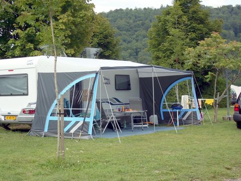 Emplacement - Emplacement tente ou caravane (1 voiture compris) avec électricité