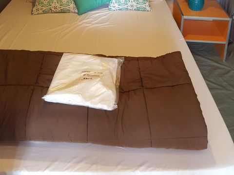 TENTE TOILE ET BOIS 4 personnes - Tente équipée (sans sanitaires ni chauffage)