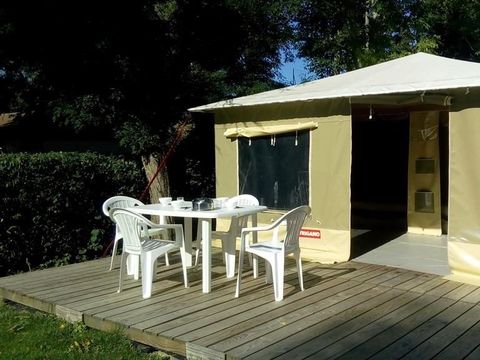 TENTE TOILE ET BOIS 4 personnes - Tente équipée (sans sanitaires ni chauffage)