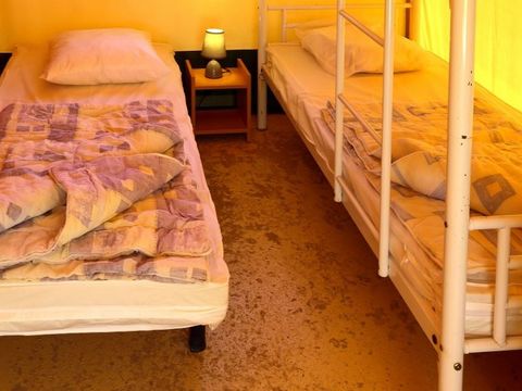 BUNGALOW TOILÉ 5 personnes - INSOLITE 2 chambres (sans sanitaires) BUNGALOW TOILÉ 5 personnes - INSOLITE 2 chambres (sans sanitaires)