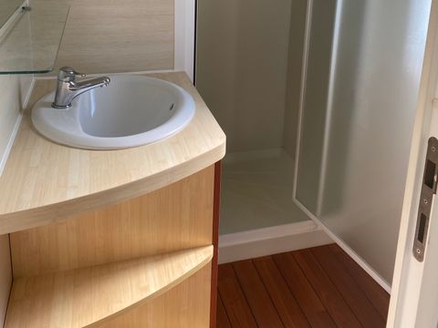 MOBILHOME 4 personnes - Standard 27m² dont terrasse 2 chambres + TV