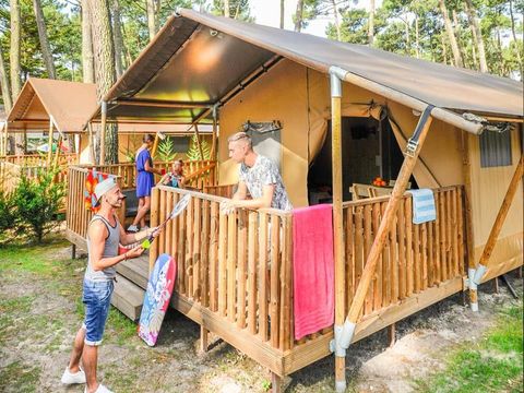 Tente en toile et en bois 8 personnes - ECOLUXE - 3 chambres