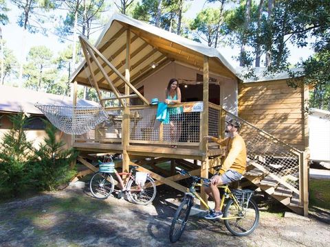 Tente en toile et en bois 5 personnes - CABANE sur pilotis
