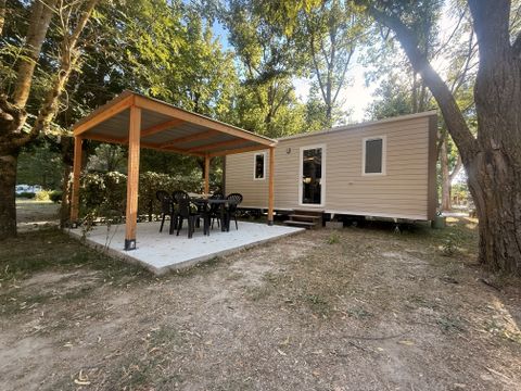 MOBILHOME 4 personnes - Confort 26m² 2 chambres - Terrasse semi-couverte + TV